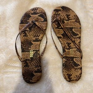 Tkees Flip Flops NWT